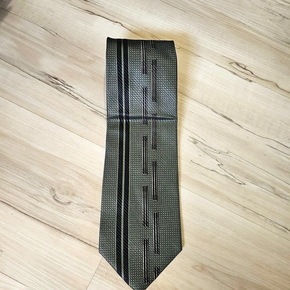 J. Ferrar Italian 100% Silk Green/Black Geometric Tie